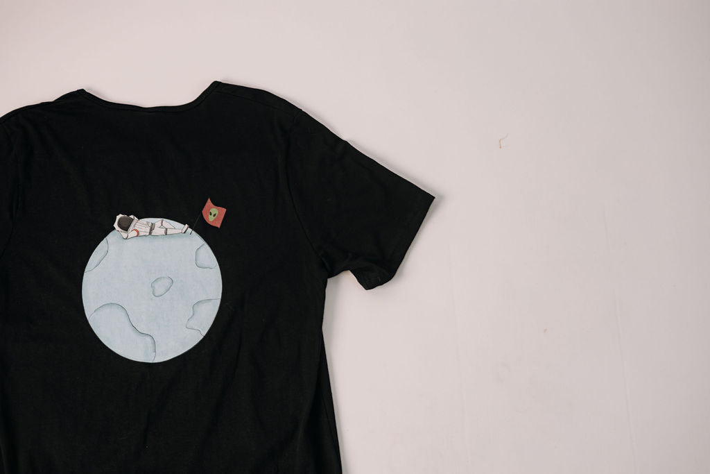 ALIEN BY THE MOON (CURVED SHIRT)