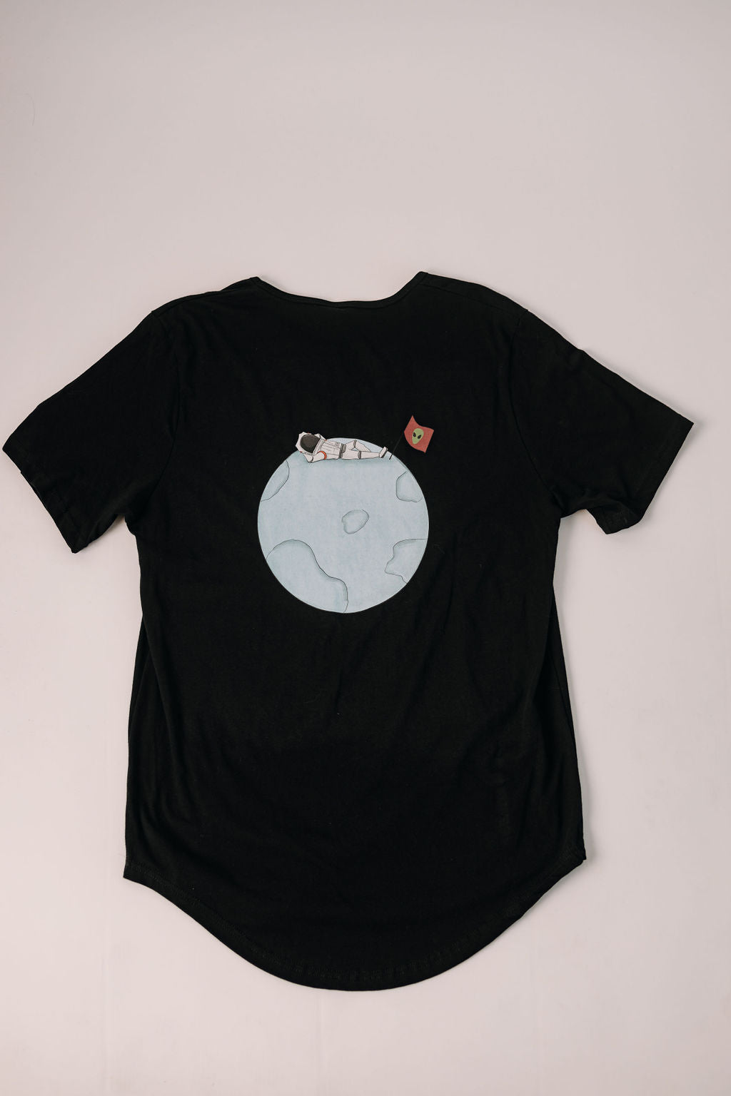 ALIEN BY THE MOON (CURVED SHIRT)