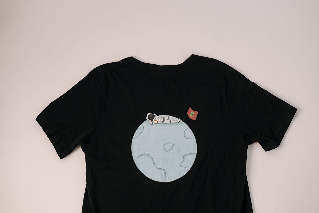 ALIEN BY THE MOON (CURVED SHIRT)